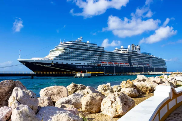 Willemstad, Curaçao, Niederlande - 5. Dezember 2019: Kreuzfahrtschiff liegt im Bezirk Punda in Willemstad, Curaçao, — Stockfoto