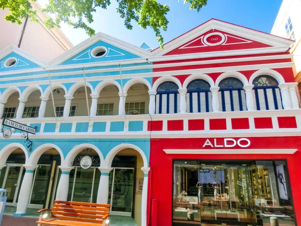Willemstad, Curazao, Países Bajos - 5 de diciembre de 2019: Edificios de colores específicos en la calle Handelskade de Curazao — Foto de Stock
