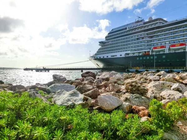 Gemi Willemstad, Curacao 'daki Punda bölgesinde demirlemiş., — Stok fotoğraf