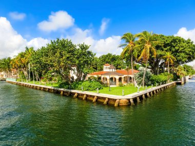 Fort Lauderdale 'deki New River boyunca kanallar ve rıhtım evleri.