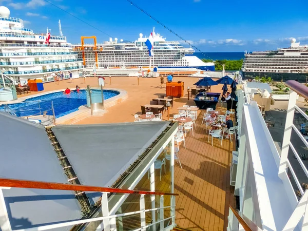 Fort Lauderdale - December 1, 2019: Upper deck of Holland America cruise ship Eurodam — ストック写真