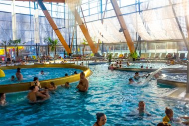 Poprad, Slovakya - 31 Aralık 2019: Poprad 'taki Waterpark Aquacity' de dinlenen insanlar