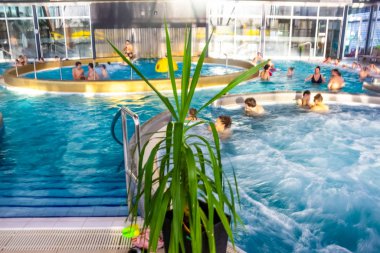 Poprad, Slovakya - 31 Aralık 2019: Poprad 'taki Waterpark Aquacity' de dinlenen insanlar