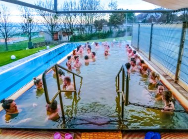 Michalovce, Slovakya - 30 Aralık 2019: İnsanlar Termal Park Sirava 'daki yüzme havuzunda dinleniyor