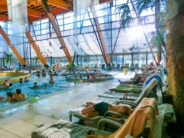 Poprad, Slovakya - 31 Aralık 2019: Poprad 'taki Waterpark Aquacity' de dinlenen insanlar