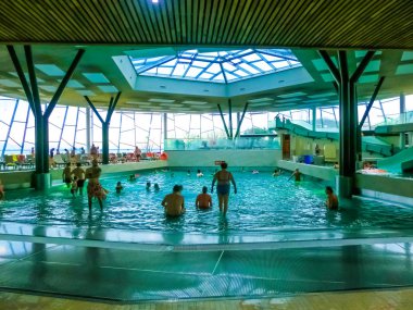 Michalovce, Slovakya - 30 Aralık 2019: İnsanlar Termal Park Sirava 'daki yüzme havuzunda dinleniyor