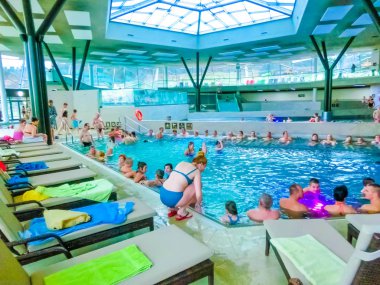 Michalovce, Slovakya - 30 Aralık 2019: İnsanlar Termal Park Sirava 'daki yüzme havuzunda dinleniyor