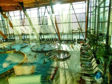 Poprad, Slovakya - 31 Aralık 2019: Poprad 'taki Waterpark Aquacity' de dinlenen insanlar