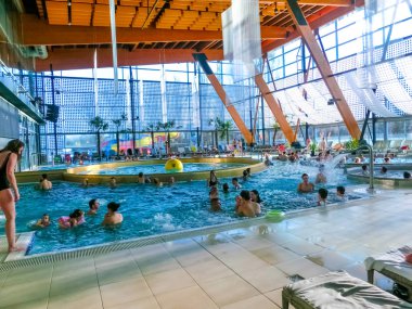 Poprad, Slovakya - 31 Aralık 2019: Poprad 'taki Waterpark Aquacity' de dinlenen insanlar