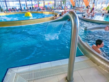 Poprad, Slovakya - 31 Aralık 2019: Poprad 'taki Waterpark Aquacity' de dinlenen insanlar