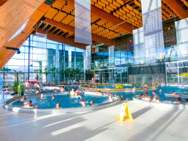 Poprad, Slovakya - 31 Aralık 2019: Poprad 'taki Waterpark Aquacity' de dinlenen insanlar