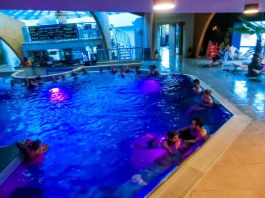 Poprad, Slovakya - 31 Aralık 2019: Poprad 'taki Waterpark Aquacity' de dinlenen insanlar