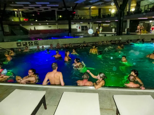 Michalovce, Eslováquia - 30 de dezembro de 2019: Pessoas que descansam na piscina no parque térmico Sirava — Fotografia de Stock