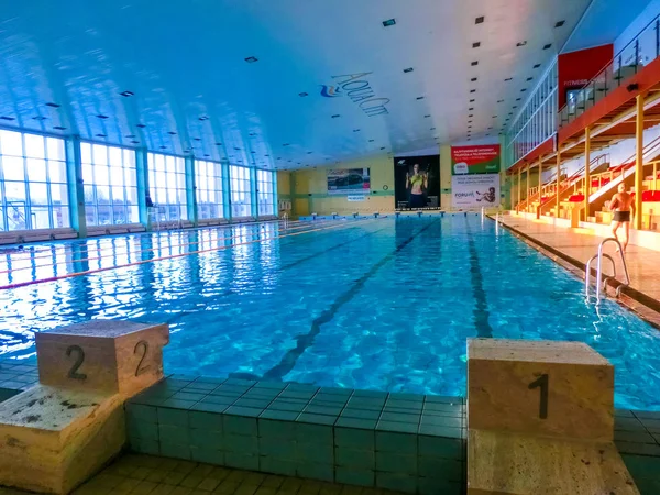 Poprad,スロバキア- 2019年12月31日:人々はPopradのWaterpark Aquacityで休んでいます — ストック写真