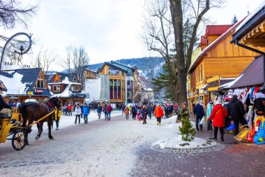 Zakopane, Polonya - 2 Ocak 2019: Zakopane 'de Krupowki Caddesi' nde yürüyen insanlar