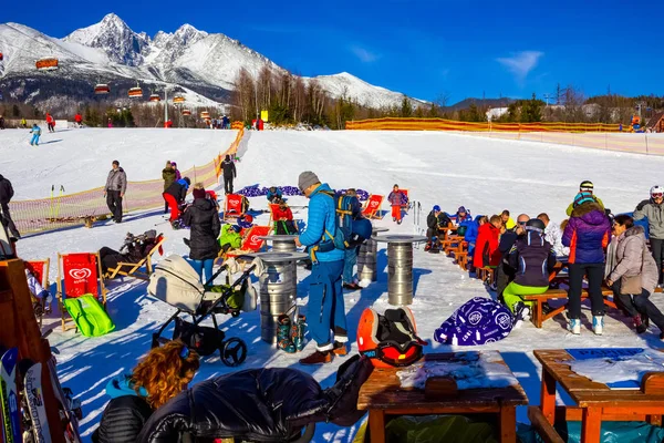 Татранска-Ломница, Словакия - 1 января 2020 года: Люди отдыхают на Татранска-Ломнице, популярном горнолыжном курорте в Высоких Татрах — стоковое фото