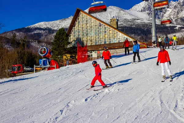 Tatranska Lomnica, Slovakia - 1. januar 2020: Skiferier ved Tatranska Lomnica, populært skianlegg i High Tatras – stockfoto