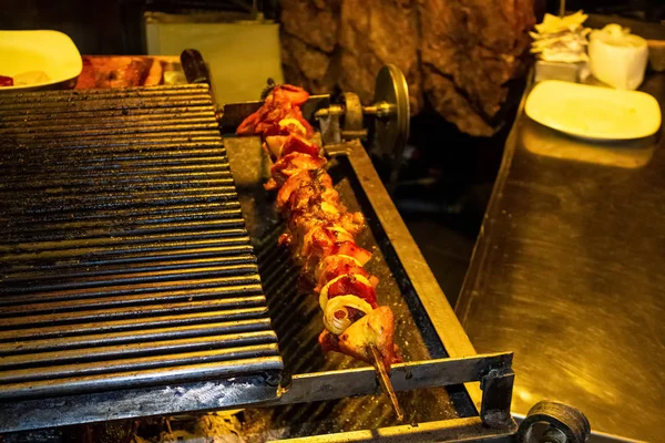 Riesige Fleisch- und Gemüsespieße auf dem Grill - typisches Essen in Zakopane — Stockfoto