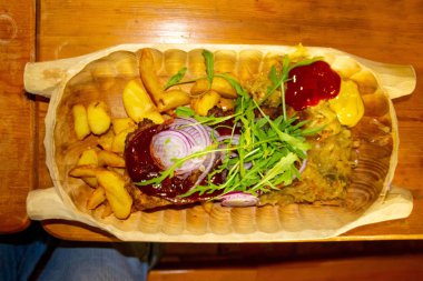 Acı biberli biftek ve tabakta kızarmış patates.