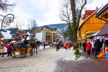 Zakopane, Polonya - 2 Ocak 2019: Zakopane 'de Krupowki Caddesi' nde yürüyen insanlar