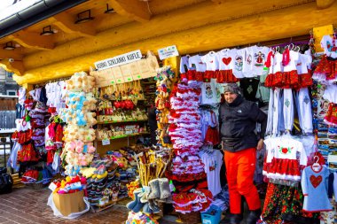 Zakopane, Polonya - 2 Ocak 2019: Peynir satan küçük tezgahlı Zakopane kasabası, el yapımı şeker dükkanları
