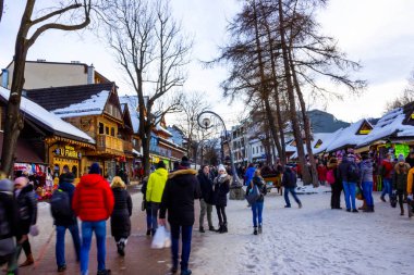 Zakopane, Polonya - 2 Ocak 2019: Zakopane 'de Krupowki Caddesi' nde yürüyen insanlar