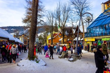 Zakopane, Polonya - 2 Ocak 2019: Zakopane 'de Krupowki Caddesi' nde yürüyen insanlar