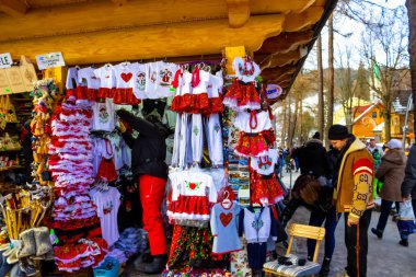 Zakopane, Polonya - 2 Ocak 2019: Peynir satan küçük tezgahlı Zakopane kasabası, el yapımı şeker dükkanları