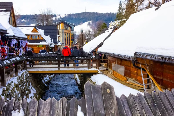 Zakopane, Polônia - 2 de janeiro de 2019: Zakopane cidade com pequenas barracas vendendo queijo, lojas de doces feitas à mão — Fotografia de Stock