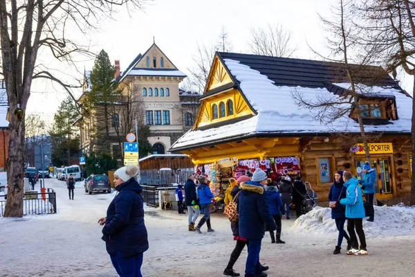 Zakopane, Polonia - 2 gennaio 2019: persone che camminano in via Krupowki a Zakopane — Foto Stock