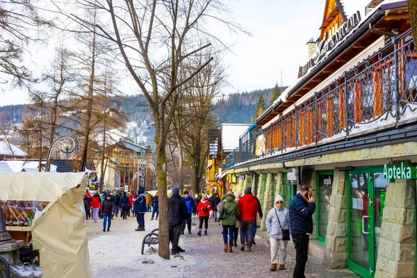 Zakopane, Polônia - 2 de janeiro de 2019: Pessoas andando na rua Krupowki em Zakopane — Fotografia de Stock