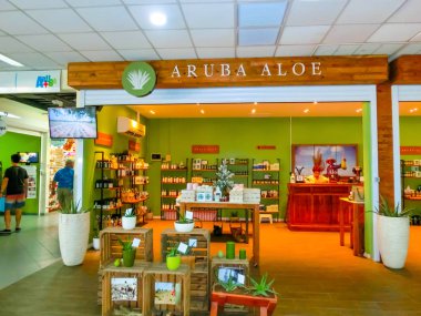 Oranjestad, Aruba - 8 Ocak 2018: Aloe Vera çiftliğindeki yerel hediyelik eşya ve eşyalar