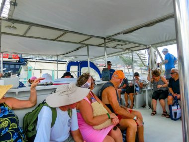 Oranjestad, Aruba - 4 Aralık 2019: Pelikan turnesinden gelen turistler