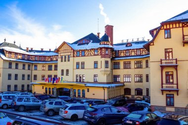 Stary Smokovec, Slovakya - 01 Ocak 2020: Popüler tatil beldesi Stary Smokovec 'teki Grand Hotel manzarası