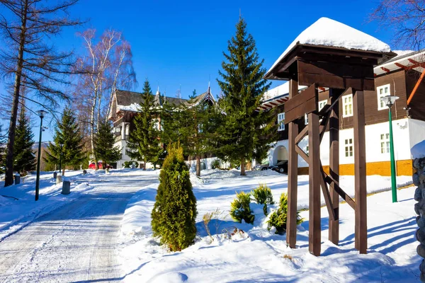 Den populära skidorten i Tatranska Lomnica, Höga Tatra på vintern — Stockfoto