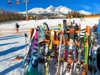 Tatranska Lomnica, Slovakya - 01 Ocak 2020: Kışın kayak merkezinin kirası