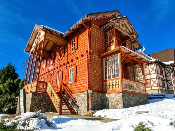 Популярный горнолыжный курорт в Татранска Ломница, Высокие Татры зимой — стоковое фото
