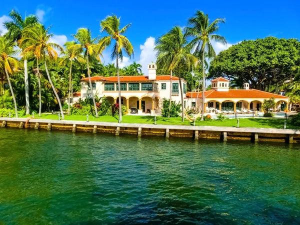 Luxury mansion in exclusive part of Fort Lauderdale — Stock Photo, Image