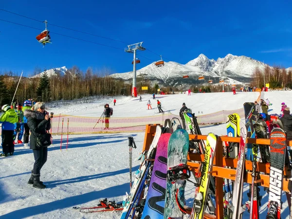 Tatranska Lomnica, Словакия - 01 января 2020: Аренда лыж на зимнем курорте — стоковое фото
