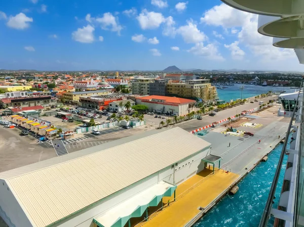 Widok na główny port na Arubie patrząc ze statku wycieczkowego w dół nad miastem i łodzi. Holenderska prowincja Oranjestad, Aruba - piękna Karaibska Wyspa. — Zdjęcie stockowe
