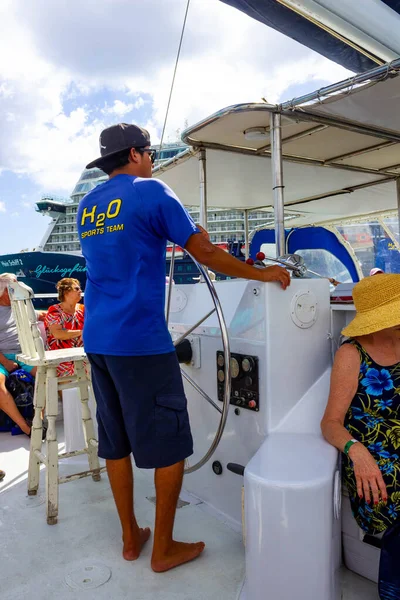 Oranjestad, Aruba - 4 Aralık 2019: Pelikan turnesinden gelen turistler