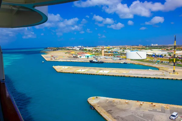 Vista del puerto principal en Aruba mirando desde un crucero hacia abajo sobre la ciudad y los barcos. Provincia holandesa llamada Oranjestad, Aruba - hermosa isla caribeña . —  Fotos de Stock