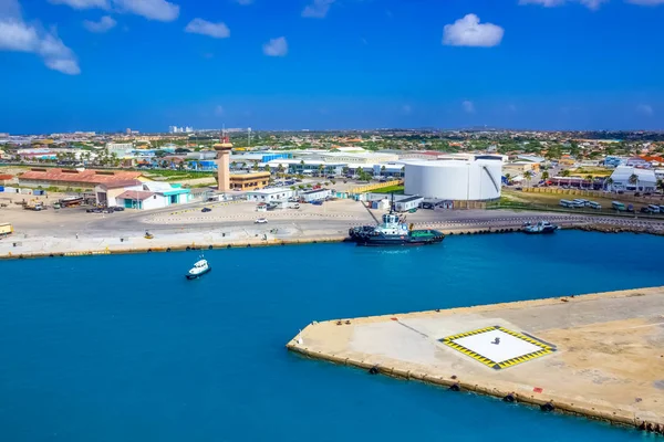 Aruba 'daki ana limanın manzarası şehrin ve teknelerin üzerindeki bir yolcu gemisinden görünüyor. Hollanda 'nın Oranjestad, Aruba - güzel Karayip Adası. — Stok fotoğraf