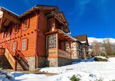Tatranska Lomnica 'daki popüler kayak merkezi, kışın High Tatras