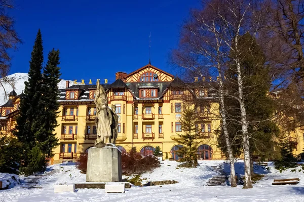 Stary Smokovec, Słowacja - 01 stycznia 2020: Widok na Grand Hotel w popularnym kurorcie Stary Smokovec — Zdjęcie stockowe