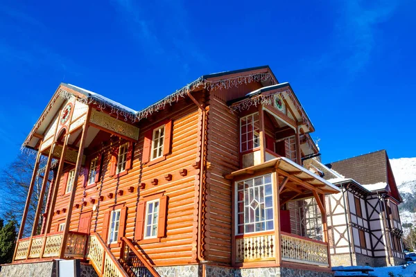 La station de ski populaire à Tatranska Lomnica, Hautes Tatras en hiver — Photo