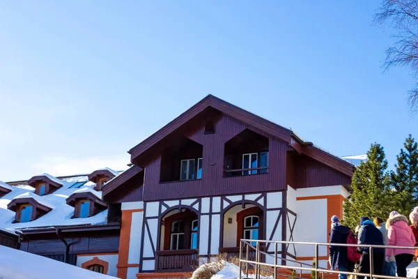 Tatranska Lomnica 'daki popüler kayak merkezi, kışın High Tatras — Stok fotoğraf
