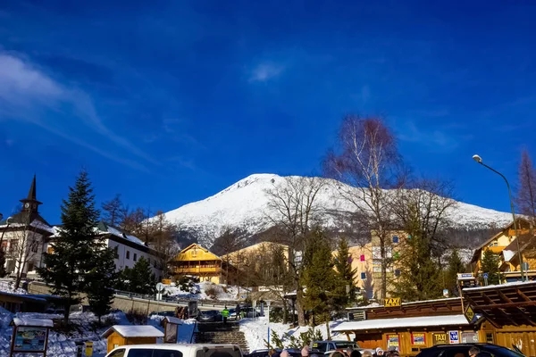 Stary Smokovec, Eslováquia - 01 de janeiro de 2020: A popular estância de esqui em Tatranska Lomnica, High Tatras no inverno — Fotografia de Stock