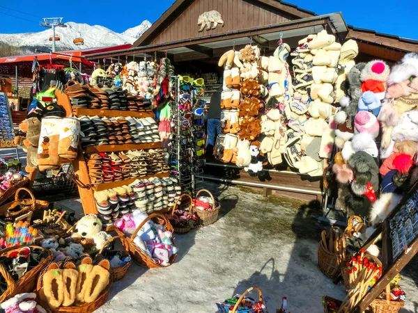 Tatranska Lomnica, Slovakia - January 01, 2020: Tatranska Lomnica City, sale of traditional souvenirs from Tatry — 스톡 사진