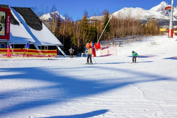 Татранска-Ломница, Словакия - 01 января 2020 года: Люди катаются на лыжах в Татранска-Ломнице, популярном горнолыжном курорте в Высоких Татрах — стоковое фото
